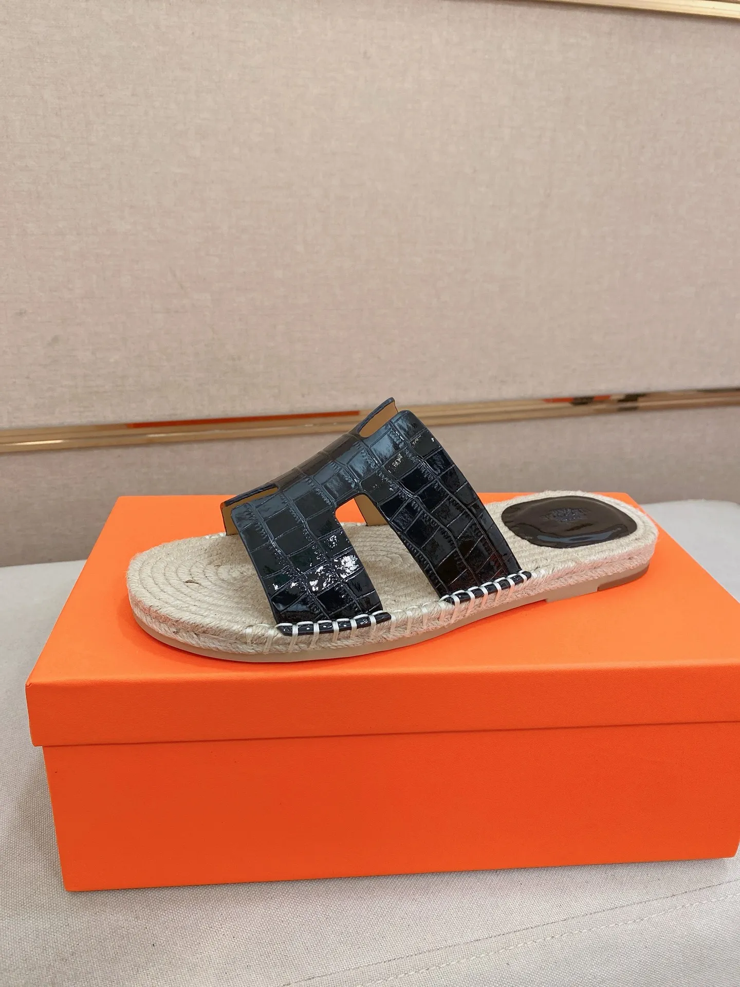 Factory price: 340💰high-end version. "HERMES" Hermès 💁♂️Men's casual slippers, compare the quality at the counter🧚🏿♂️ The upper is made of cowhide leather 🐊crocodile pattern workmanship, purely hand-drawn, raw rubber breathable and non-slip outsole, the inner is breathable and comfortable lambskin, the density is 100% comfortable, the original rubber outsole is wear-resistant and has a code number of 38-44. Can be customized 45-46-47💥🏆